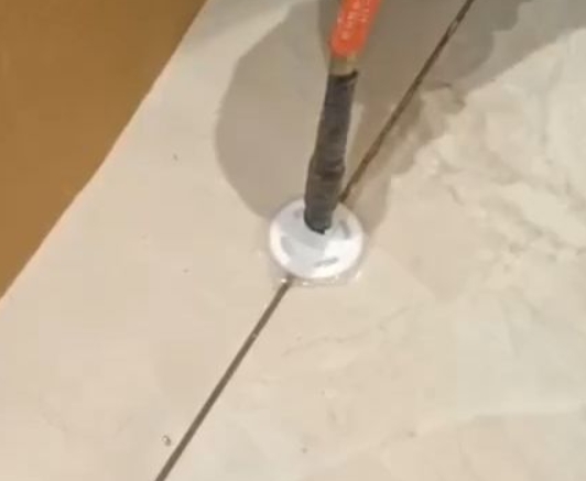 大渡口瓷砖空鼓维修公司专业解答瓷砖在铺贴过程中，如果没有涂抹均匀到位的粘结材料（如水泥砂浆或瓷砖胶），可能会导致以下问题