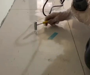 大渡口瓷砖开裂维修公司专业分享瓷砖在铺贴前如果没有沥干水分，将会导致以下问题